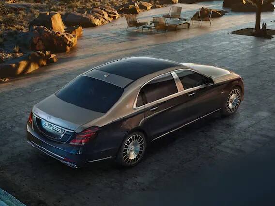 Mercedes Maybach S-Class मध्ये एक आकर्षक हुड असणार. त्यावर एक क्रोम फिनिशिंग मिळणार. पांरपरीक व्हर्टिकल स्टाइलमधील रेडिएटर ग्रीलदेखील देण्यात येईल. त्याशिवाय थ्री डायमेन्शिअल ट्रिम स्ट्रिप्सदेखील असतील.
