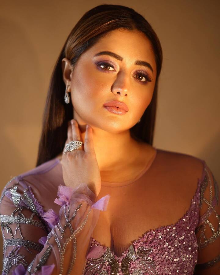 When it comes to the actress's appearance, she ditched any heavy jewellery with her gown. She goes only with the light-weight earrings.