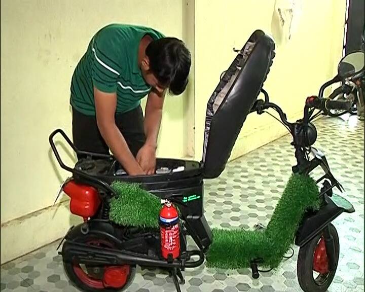 बाईक चालवत असनाता मध्येच जर चार्जिंग संपली अथवा बॅटरीमध्ये काही अडचण निर्माण झाली तर काय करायचं? असा प्रश्न प्रत्येकासमोर उपस्थित राहतो. याचे उत्तर औरंगाबादमधील एका तरुणाने शोधले आहे.