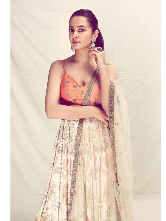 टीवी शो से फिल्मों तक पहुंचीं Surveen Chawla, हम तुम शबाना से किया था डेब्यू