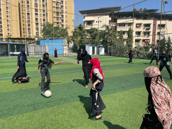 Maharashtra Thane muslin girls Football Match amid Hijab Row in India ANN देशभर में छिड़े विवाद के बीच महाराष्ट्र के ठाणे में लड़कियों ने हिजाब पहनकर खेला फुटबॉल मैच