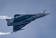 Singapore Air Show: सिंगापुर एयर शो में एलसीए तेजस का दम, स्वदेशी लड़ाकू विमान की देखें ये शानदार तस्वीरें