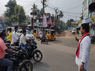 Local Body Election | கடலூரில்  போக்குவரத்தை சீர் செய்து வாக்கு சேகரித்த திமுக வேட்பாளர்