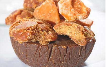 প্রতিদিনের অনেক খাবারে আমরা মিষ্টি ব্যবহার করে থাকি।বেশিরভাগই ব্যবহার করি গুড় না হয় চিনি। কিন্তু আসলে কোনটি বেশি উপকারী আমাদের জন্য?