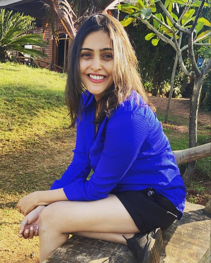 या फोटोमध्ये सुरभीचा रिलॅक्स अंदाज दिसून येतोय. (photo: surbhihandayofficial/ig)