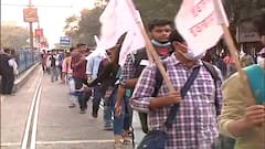 Moulali: 'চাকরি দিতে হবে', মৌলালিতে মিছিল SFI-DYFI সমর্থকদের | Bangla News