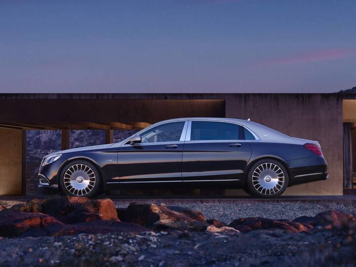 Mercedes Maybach S-Class में इलेक्ट्रकली ऑपरेटेड कंफर्ट रियर डोर्स होंगे, जो कंपनी पहली दे रही है. इसके अलावा कंपनी ने रिक्लाइन सीट्स का इस्तेमाल भी किया गया है.