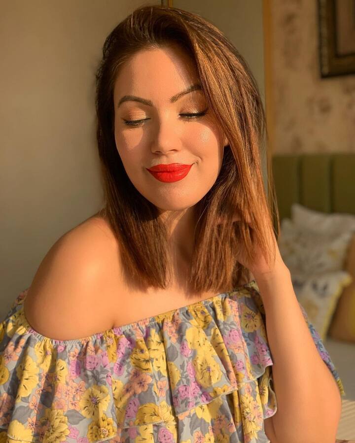 तारक मेहता का उल्टा चश्मा की एक्ट्रेस मुनमुन दत्ता नई फोटोज में बेहद ग्लैमरस दिख रही हैं. मुनमुन ने लेटेस्ट तस्वीरों में ऑफ शॉल्डर फ्लोरल प्रिंट ड्रेस कैरी की हुई है.