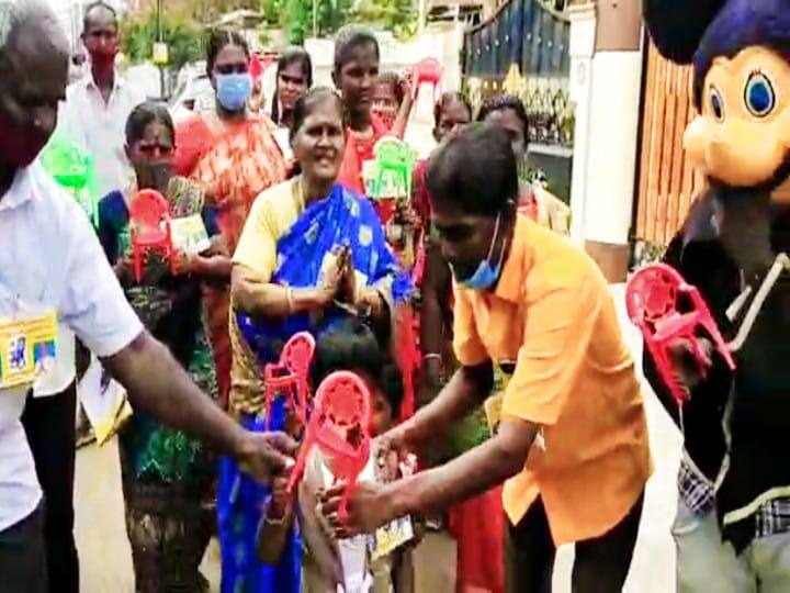 Voters cheering on granddaughters who asked Grandma to drive local body election 2022 Madurai corporation election 2022 | பாட்டிக்காக ஓட்டு கேட்டு சென்ற பேத்திகள் - உற்சாகப்படுத்திய வாக்காளர்கள்