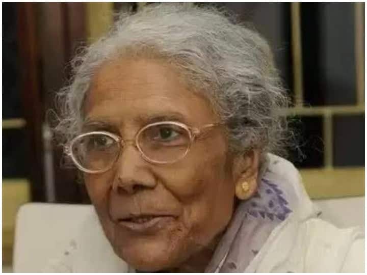 Sandhya Mukhopadhyay Death: मशहूर बंगाली गायिका संध्या मुखर्जी का दिल का दौरा पड़ने से निधन Gitashree Sandhya Mukhopadhyay passes away by cardiac arrest TMC MP Shantanu Sen informed in Twitter Sandhya Mukhopadhyay Death: मशहूर बंगाली गायिका संध्या मुखर्जी का दिल का दौरा पड़ने से निधन