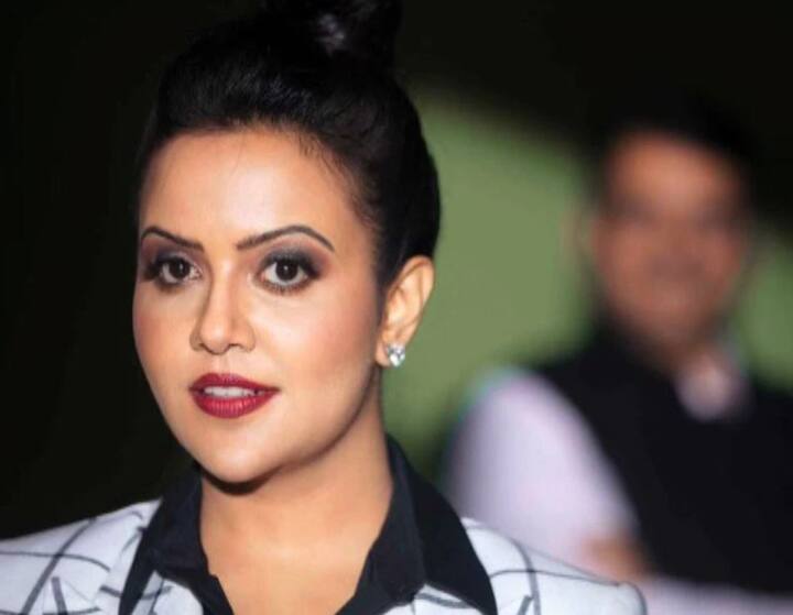 महाराष्ट्र में एक नेत्र रोग विशेषज्ञ शरद रानाडे और स्त्री रोग विशेषज्ञ चारुलता रानाडे के घर जन्मी अमृता ने शुरुआती पढ़ाई सेंट जोसेफ कॉन्वेंट स्कूल, नागपुर से की थी. वह राज्य स्तर की टेनिस खिलाड़ी भी रहीं. उन्होंने जीएस कॉलेज ऑफ कॉमर्स एंड इकोनॉमिक्स, नागपुर से स्नातक किया.  बाद में उन्होंने वित्त में एमबीए किया और सिम्बायोसिस लॉ स्कूल, पुणे से टैक्सेसन लॉ की पढ़ाई की. साथ ही साथ वह खेलों में भी काफी एक्टिव रहीं.