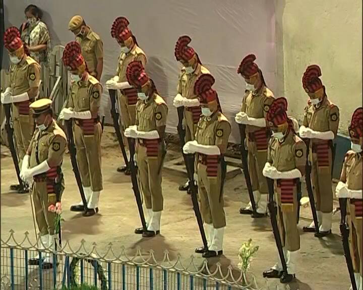 পিস ওয়ার্ল্ড থেকে মরদেহ রাজ্য সঙ্গীত আকাদেমি হয়ে নিয়ে যাওয়া হয় রবীন্দ্রসদনে।