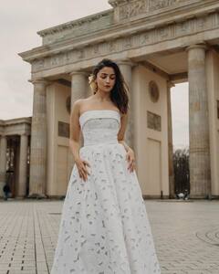 Alia Bhatt Photos: व्हाइट ऑफ शोल्डर गाउन में आलिया भट्ट लगीं एकदम सिंड्रेला, गॉर्जियस लुक देख फैंस का मन डोला