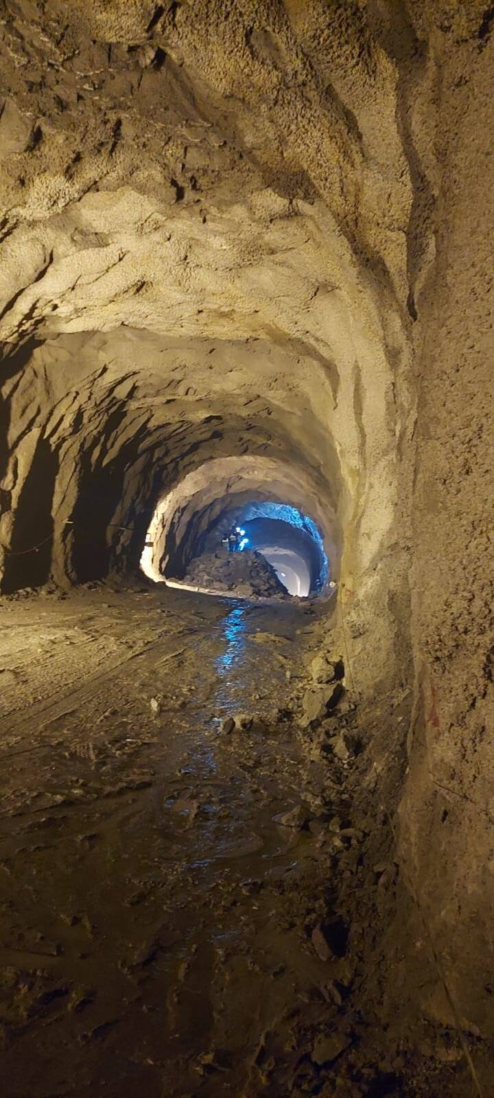 टनल निर्माण सम्बन्धित कार्य के दौरान बड़ी संख्या में स्थानीय निवासियों को रोजगार भी उपलब्ध हुआ है तथा इससे उनकी आर्थिक व सामाजिक स्थिति में उल्लेखनीय सुधार आया है. उधमपुर श्रीनगर बारामूला रेल लिंक परियोजना (यूएसबीआरएल) परियोजना की 272 किलोमीटर लंबाई में से 161 किलोमीटर पहले ही चालू और चालू हो चुकी है. कटरा बनिहाल के बीच 111 किमी के बीच के खंड का कार्य तीव्र गति से प्रगति पर है. कटरा-बनिहाल खंड निचले हिमालय के पहाड़ी इलाकों से होकर गुजर रहा है, जिसमें भूविज्ञान एक बड़ी चुनौती है. इसमें कई बड़े पुल और बहुत लंबी सुरंगें हैं जो विभिन्न चरणों में निर्माणाधीन हैं.