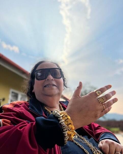 ১৯৮৯ সালে জোনাথন রসের আমন্ত্রণে বিবিসি লন্ডন অনুষ্ঠানে লাইভ পারফর্ম করেন বাপি লাহিড়ি। তিনিই একমাত্র ভারতীয় সঙ্গীতশিল্পী হিসেবে আমন্ত্রিত ছিলেন সেখানে।