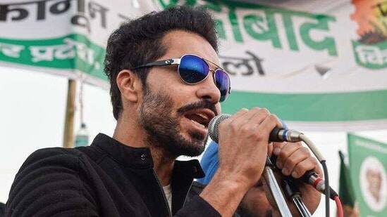 आपको बता दें कि दीप सिद्धू तीन कृषि कानूनों के खिलाफ किसान आंदोलन में चर्चित चेहरा रहे. 26 जनवरी 2021 को लाल किले हिंसा में भी दीप सिद्धू को आरोपी बनाया गया था. दीप सिद्धू जमानत पर बाहर चल रहे थे और मंगलवार को वह दिल्ली से वापस पंजाब लौट रहे थे. मंगलवार को सोनीपल के कुंडली बॉर्डर पर एक ट्रक में टक्कर से दीप सिद्धू का निधन हो गया.