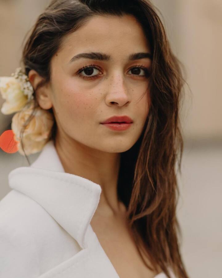 पुन्हा पांढऱ्या ड्रेस मध्ये आलियाने हे फोटो शेअर केले आहेत.   (Alia Bhatt/instagram)