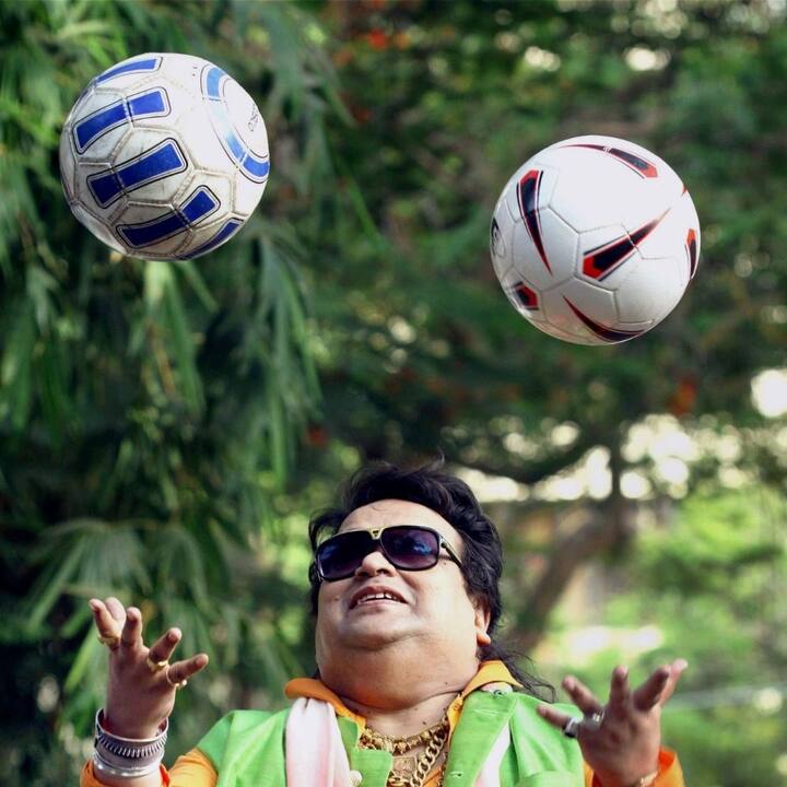 ১৯৮৬ সালে ৩৩টি ছবিতে ১৮০ গান রেকর্ড করে গিনেস বুক অফ ওয়ার্ল্ড রেকর্ডসে নাম ওঠে তাঁর।