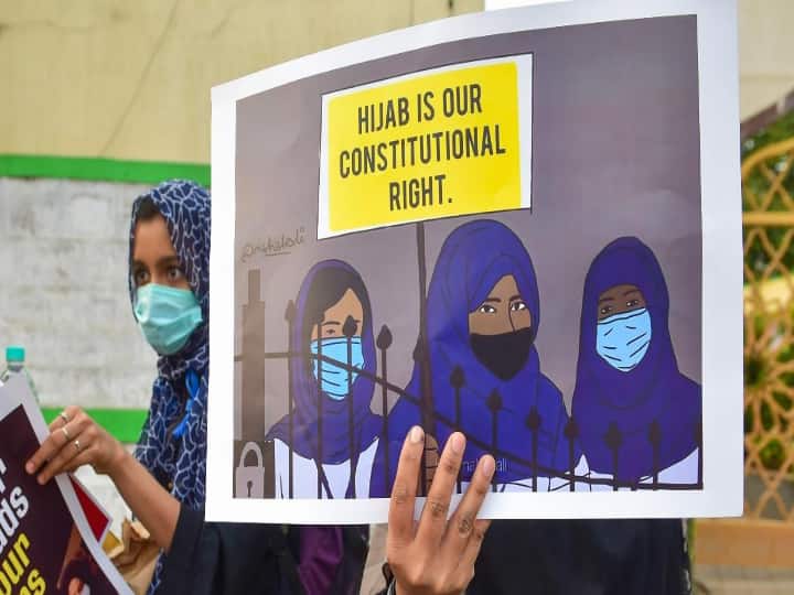 Karnataka high court hijab controversy plea ​​Muslim girls  religious symbols hostile discrimination Hijab Controversy: मुस्लिम लड़कियों की हाई कोर्ट में दलील- कई धार्मिक चिह्न मौजूद, केवल हमारे साथ ‘शत्रुतापूर्ण भेदभाव’