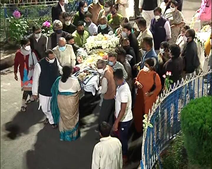 রুপোলি পর্দায় স্বপ্নের তুলিতে রামধনু আঁকত তাঁর গান, তাঁর সুর। কিংবদন্তি শিল্পী কিন্তু শাস্ত্রীয় সঙ্গীত শিখছিলেন ওস্তাদ বড়ে গুলাম আলি খাঁ সাহেবের কাছ থেকে। সব ধরণের সঙ্গীতেই ছিল তাঁর অবাধ বিচরণ। গীতশ্রী সন্ধ্যা মুখোপাধ্যায়ের প্রয়াণে যেন রঙ হারাল সুরের জগৎ।