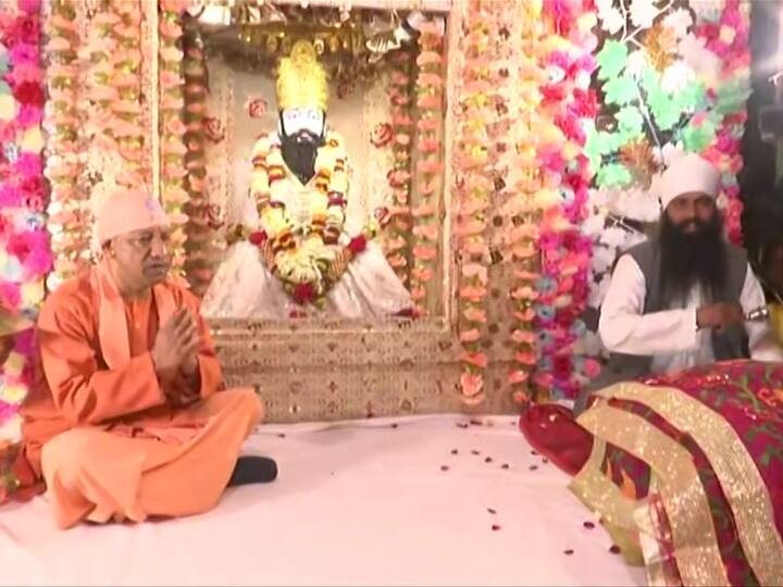 Sant Ravidas Jayanti: वाराणसी में संत रविदास मंदिर में CM योगी आदित्यनाथ ने माथा टेका, लंगर भी खाया CM Yogi Adityanath reached Sant Ravidas temple in Varanasi Sant Ravidas Jayanti: वाराणसी में संत रविदास मंदिर में CM योगी आदित्यनाथ ने माथा टेका, लंगर भी खाया