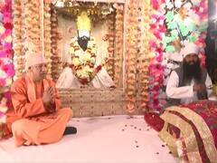 Sant Ravidas Jayanti: वाराणसी में संत रविदास मंदिर में CM योगी आदित्यनाथ ने माथा टेका, लंगर भी खाया