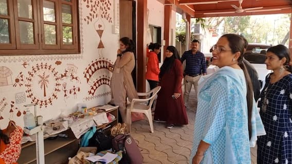 वारली चित्रांनी मंत्र्यांच्या बंगल्याची वाढली शोभा; आदिवासी महिलांनी आकर्षक पद्धतीनं केली सजावट वारली चित्रांनी मंत्र्यांच्या बंगल्याची वाढली शोभा; आदिवासी महिलांनी आकर्षक पद्धतीनं केली सजावट
