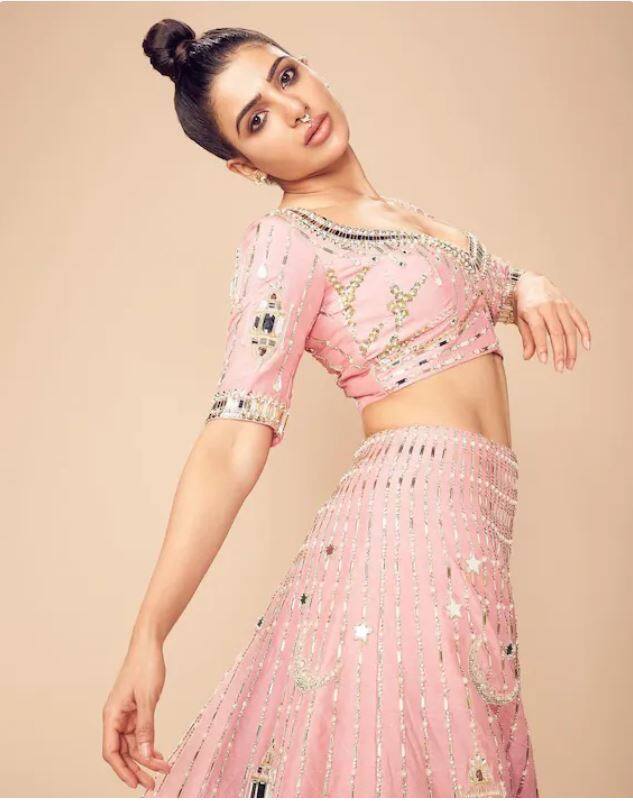 प्रसिद्ध दाक्षिणात्या अभिनेत्री समंथा रुथ प्रभू (Samantha Ruth Prabhu)  लाखो तरुणांच्या गळ्यातील ताईत आहे. तिच्या अदा आणि लूक्सवर अनेकजण फिदा आहेत. सोशल मीडियावर समंथा नेहमीच आपले ग्लॅमरस फोटो शेअर करत असते. (@samantharuthprabhuoffl/Instagram)