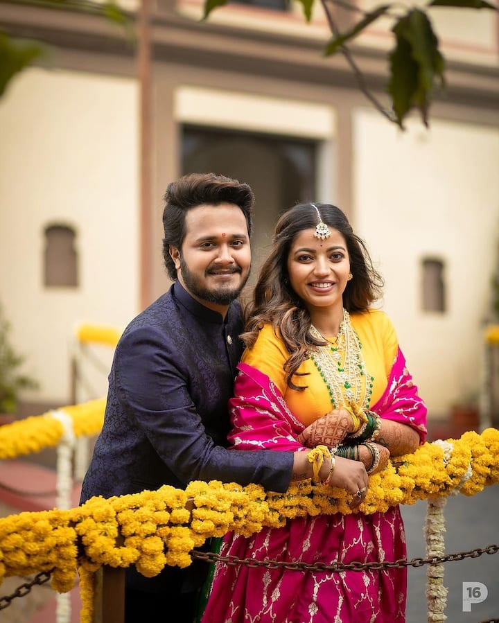 गायक रोहित राऊत आणि गायिका जुईली जोगळेकर यांनी नुकतीच लग्नगाठ बांधली. (photo: juilee.sangeet/ig)