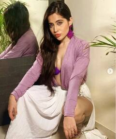 अतरंगी अंदाज़ में खाली बैठी दिखीं Urfi javed, लोग बोले- 'ये कर क्या रही हैं आप'