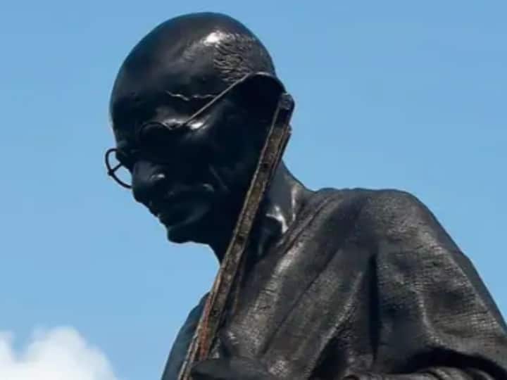 Bihar: Mahatma Gandhi's statue insulted in Motihari, miscreants garlanded empty liquor packs ann शर्मनाक: मोतिहारी में महात्मा गांधी की प्रतिमा का अपमान, बदमाशों ने शराब की खाली पैकेटों की पहनाई माला