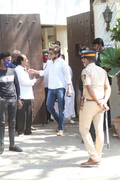 Bappi Lahiri के परिवार वालों का दर्द बांटने उनके घर पहुंचे बॉलीवुड के ये स्टार्स,  Kajol से लेकर Shaan तक की भर आईं आंखें