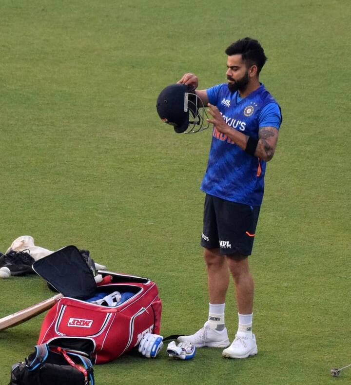 ঠিক ছিল, বিকেল পাঁচটা থেকে ইডেনে প্র্য়াক্টিস করবে ভারতীয় দল। সেই মতো নেট খাটাচ্ছিলেন মাঠকর্মীরা।