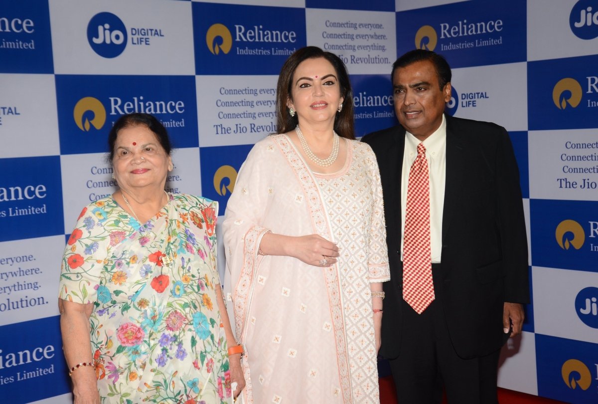 Ambani Family: आखिर पिता के लिए Mukesh Ambani ने बीच में क्यों छोड़ी थी पढ़ाई? जानिए- देश की सबसे अमीर फैमिली की कुछ दिलचस्प बातें