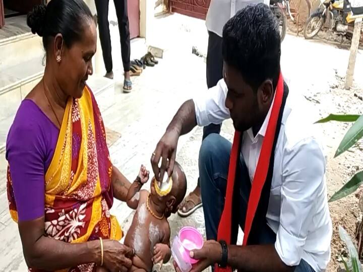 Local Body Election DMK candidate from Mudukulathur municipality collects votes by bathing children Local Body Election 2022 | குழந்தைகளை குளிப்பாட்டி வாக்கு சேகரித்த முதுகுளத்தூர் பேரூராட்சி  திமுக வேட்பாளர்