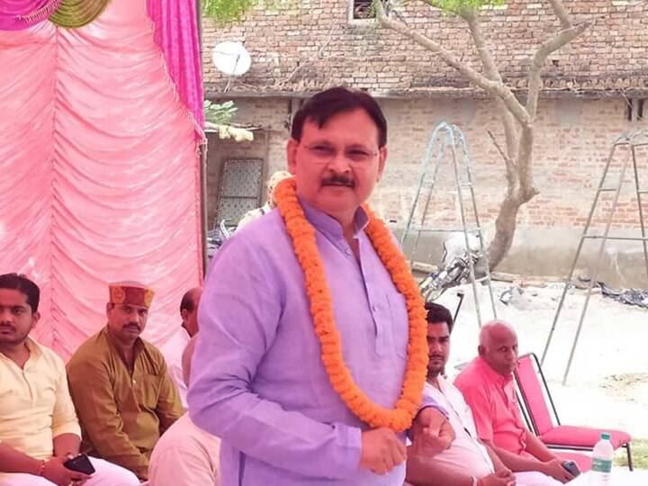 हरिशंकर तिवारी को यूपी का पहला बाहुबली नेता कहा जाता है. वह खुद तो सक्रिय राजनीति से दूर हो गए हैं लेकिन उनके बेटे विनय शंकर तिवारी इस बार भी चिल्लूपार विधानसभा सीट से चुनाव लड़ रहे हैं.