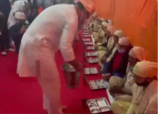 ਭਾਈ-ਭੈਣ ਦੀ ਜੋੜੀ ਨੇ ਪੰਗਤ 'ਚ ਬੈਠ ਕੇ ਲੰਗਰ ਛਕਿਆ, ਜਦਕਿ ਰਾਹੁਲ ਗਾਂਧੀ ਨੇ ਲੰਗਰ ਦੀ ਵੀਡੀਓ ਟਵਿੱਟਰ 'ਤੇ ਸ਼ੇਅਰ ਕਰਦੇ ਹੋਏ ਲਿਖਿਆ, 'ਸਨੇਹ ਕਾ ਲੰਗਰ'।