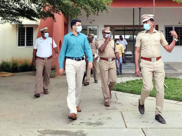 Local Body Election 2022 | தேனியில் வாக்குச்சாவடிகளுக்கு வாக்குப்பதிவு இயந்திரங்கள் அனுப்பும் பணிகள் தீவிரம்..