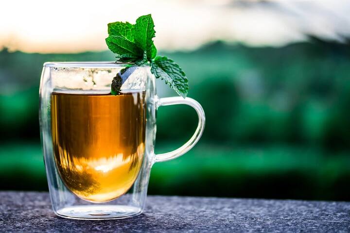जर तुम्हाला झोपेची समस्या येत असेल तर तुम्ही कॅफिन आणि अल्कोहोल टाळावे. पण जर तुम्ही रात्री हर्बल चहा प्यायला तर तुम्हाला चांगली झोप लागेल.