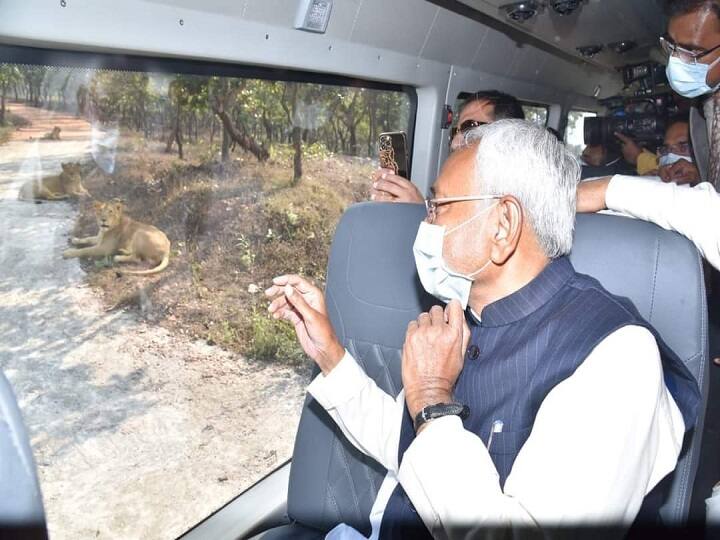 बिहार को मुख्यमंत्री नीतीश कुमार ने राज्यवासियों को आज एक बड़ी सौगात दी है. मुख्यमंत्री ने राज्य के नालंदा के राजगीर स्थित जू-सफारी का उद्घाटन किया, जिसके बाद से इसे आम लोगों के लिए खोल दिया गया.