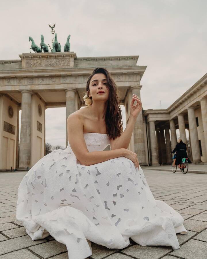 अतिशय सुंदर अश्या लोकेशनवर हे फोटोशूट केलेलं दिसून येतंय.   (Alia Bhatt/instagram)