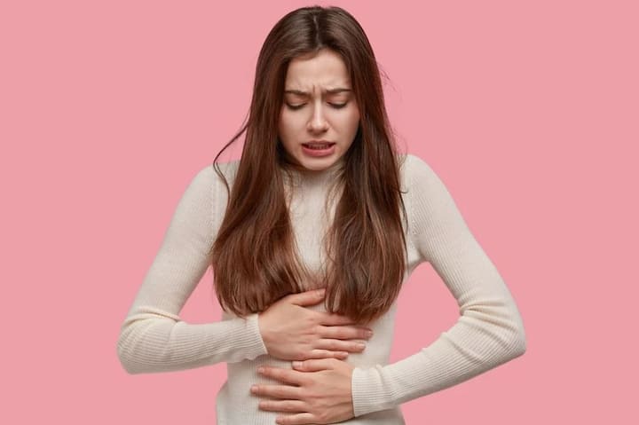 পিরিয়ডের সময় পেটের ব্যথায় কষ্ট পান বেশিরভাগ মহিলাই। অনেকে অন্যান্য সমস্যাতেও ভোগেন। তবে এই সময়ে বেশ কয়েকটা দিক মাথায় রাখলে কষ্ট খানিকটা কমানো যেতে পারে। চলুন জেনে নেওয়া যাক পিরিয়ড চলাকালীন কী করবেন আর কী করবেন না।