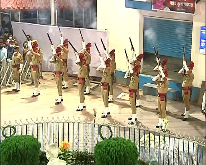 দীর্ঘ জীবন, বয়স ছাপ ফেলেছে শরীরে। কিন্তু গলা, সেই কিশোরীর মত সুলোলিত, কোমল। কেবল অনুশীলন নাকি ঈশ্বরের কৃপা? সন্ধ্যা মুখোপাধ্যায়ের কথা মনে করলে এই প্রশ্নই ঘোরাফেরা করে আম আদমি থেকে শুরু করে সঙ্গীতজগতের মনেও। এবিপি আনন্দের অনুষ্ঠানে এসে কিংবদন্তি সন্ধ্যা মুখোপাধ্যায়কে নিয়ে নিজের অভিজ্ঞতা ভাগ করে নিলেন স্বাগতালক্ষ্মী দাশগুপ্ত (Swagatalaxmi Dashgupta)। এবিপি আনন্দর অনুষ্ঠানে এসে স্বাগতালক্ষ্মী বলছেন, 'অনুশীলন আমিও করি আমার ছাত্র-ছাত্রীরাও করে। কিন্তু সন্ধ্যা মুখোপাধ্যায় ঈশ্বর প্রদত্ত, ঈশ্বর নির্বাচিত। কেবল অনুশীলন করে এই ক্ষমতা পাওয়া যায় না। দীর্ঘ জীবন ধরে মানুষকে সুরে ডুবিয়ে রাখার জন্যই উনি পৃথিবীতে এসেছিলেন। আমার সঙ্গে ওনার যখনই কথা হয়েছে, সবসময় অনুশীলনের ওপর জোর দিতেন উনি। বলতেন অনুশীলন ছাড়া বিকল্প নেই।'