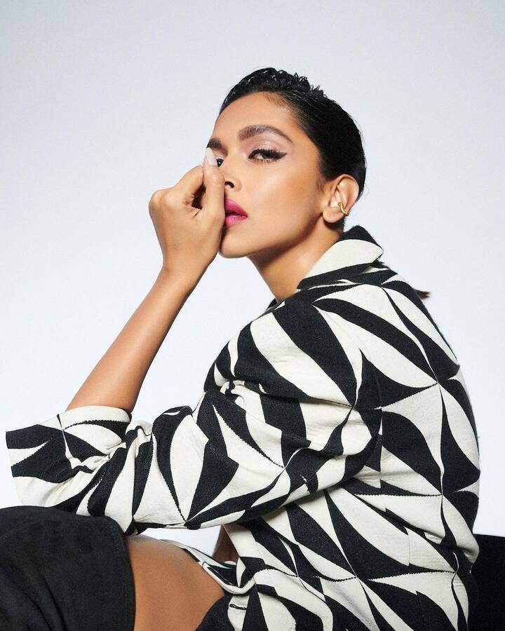 म्हणजे एकही रूपया न घेता दीपिकानं या चित्रपटात काम केले आहे. 9 नोव्हेंबर 2007 रोजी ओम शांती ओम हा चित्रपट प्रदर्शित झाला होता. या चित्रपटाचे दिग्दर्शन फराह खानने केले होते.  (फोटो:deepikapadukone/ig)