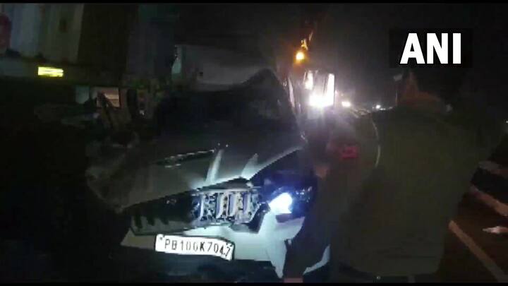 जिसमें उसके आगे का हिस्सा पूरी तरीके से क्षतिग्रस्त हो गया. पुलिस के मुताबिक दीप सिद्धु के साथ मौजूद रीना राय ने ही हादसे के बाद अपने कुछ जानकारों को फोन किया जिन्होने यहां आस-पास मौजूद जानकारों को इत्तला दी.