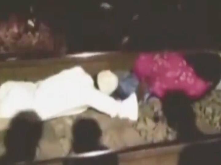 Man saves a girl life on railway track girl fell on railway track railway accident railway station video Watch: पटरी पर गिरी युवती को बचाने के लिए शख्स ने लगाई जान की बाजी, चलती ट्रेन के नीचे कूदकर ऐसे बचाई जान