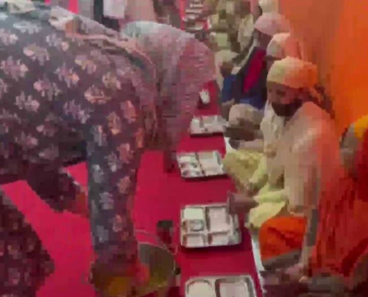 इस दौरान सलवार-कमीज पहनें प्रियंका गांधी और सफेद कुर्ता पहने राहुल गांधी पंगत में बैठे लोगों की सेवा करते दिखे.