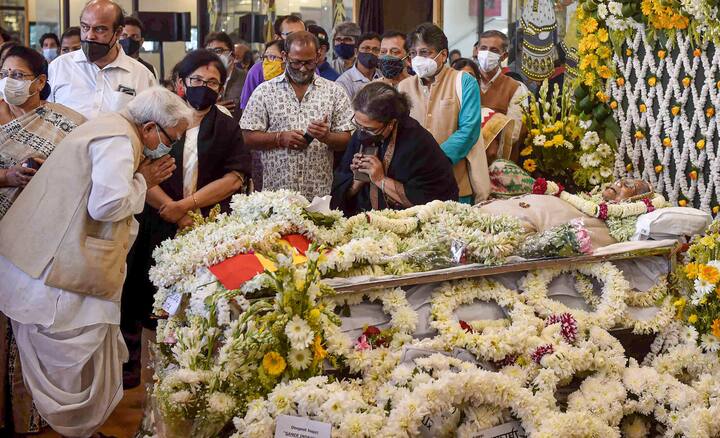 পূর্ণ মর্যাদায় গীতশ্রীকে চিরবিদায়। রবীন্দ্রসদনে শেষশ্রদ্ধা জানালেন শিল্পী থেকে রাজনীতিকরা।