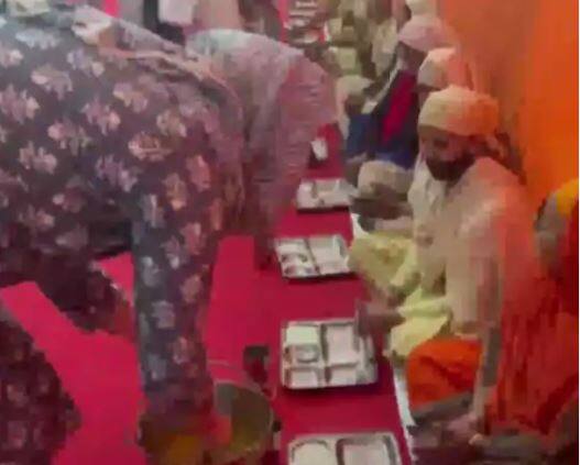 ਦੱਸ ਦੇਈਏ ਕਿ ਚੋਣ ਮਾਹੌਲ ਦੇ ਵਿਚਕਾਰ ਕਾਂਗਰਸ ਜਨਰਲ ਸਕੱਤਰ ਪ੍ਰਿਅੰਕਾ ਗਾਂਧੀ ਅਤੇ ਰਾਹੁਲ ਗਾਂਧੀ ਸੰਤ ਰਵਿਦਾਸ ਦੇ ਜਨਮ ਦਿਨ 'ਤੇ ਆਯੋਜਿਤ ਸ਼ਾਨਦਾਰ ਸਮਾਰੋਹ 'ਚ ਹਿੱਸਾ ਲੈਣ ਲਈ ਕਾਸ਼ੀ ਦੇ ਕਸ਼ੀਰ ਗੋਵਰਧਨ ਮੰਦਰ ਸਥਿਤ ਰਵਿਦਾਸ ਮੰਦਰ ਪਹੁੰਚੇ ਸਨ।