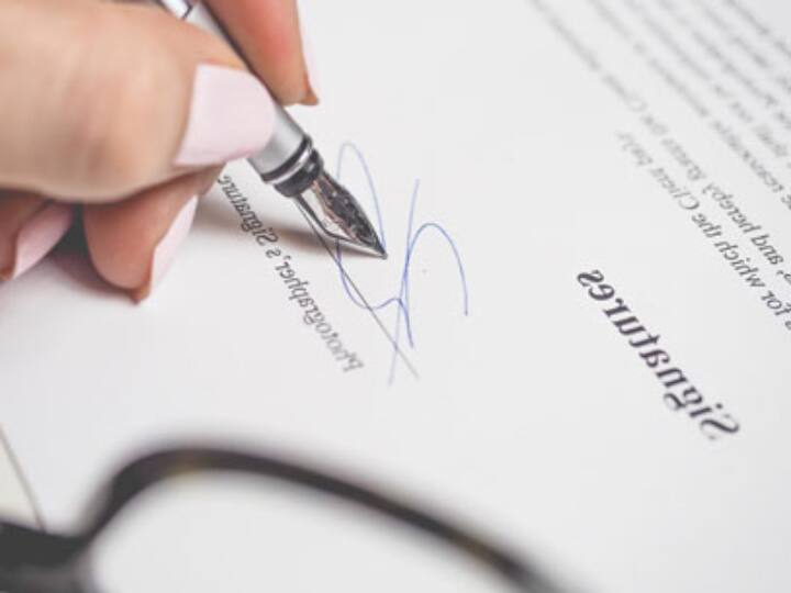 Photo of official's signature goes viral, netizens say he won't be able to make same number of quills in 'porcupine' again Signature : ఎవరూ ఫోర్జరీ చేయలేని సంతకం ఆయనది ! సిగ్నేచర్‌కే సిగ్నేచర్ మరి !